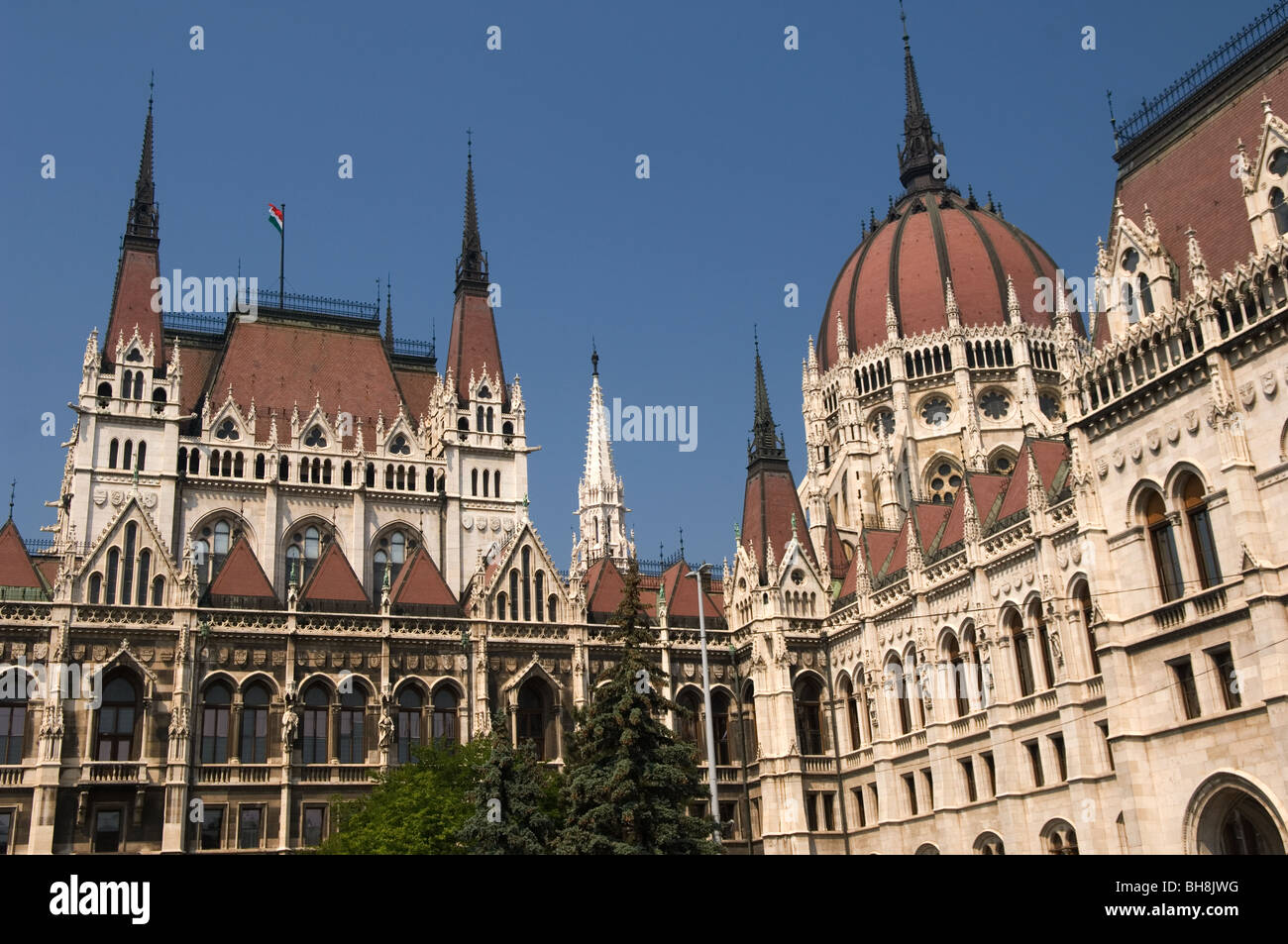 Il Parlamento ungherese edificio sulla banca di Pest del Danubio, Budapest, Ungheria Foto Stock