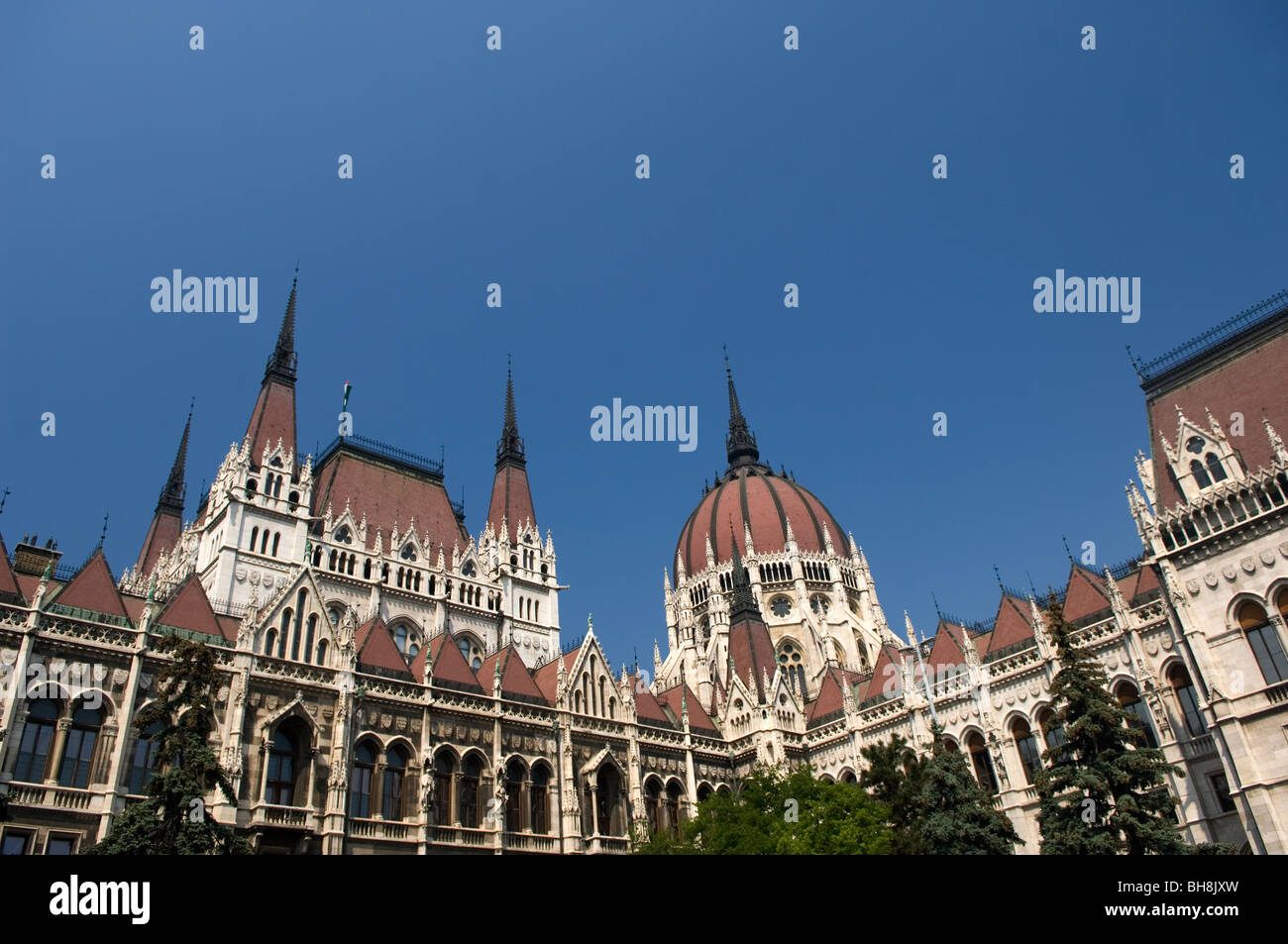 Il Parlamento ungherese edificio sulla banca di Pest del Danubio, Budapest, Ungheria Foto Stock