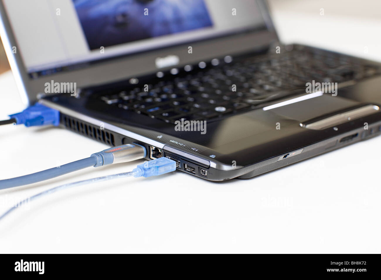 Cavi collegato a un computer portatile. Foto Stock