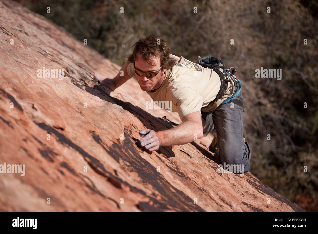 Uomo rock climbing, Red Rocks National Monument, Nevada, STATI UNITI D'AMERICA Foto Stock