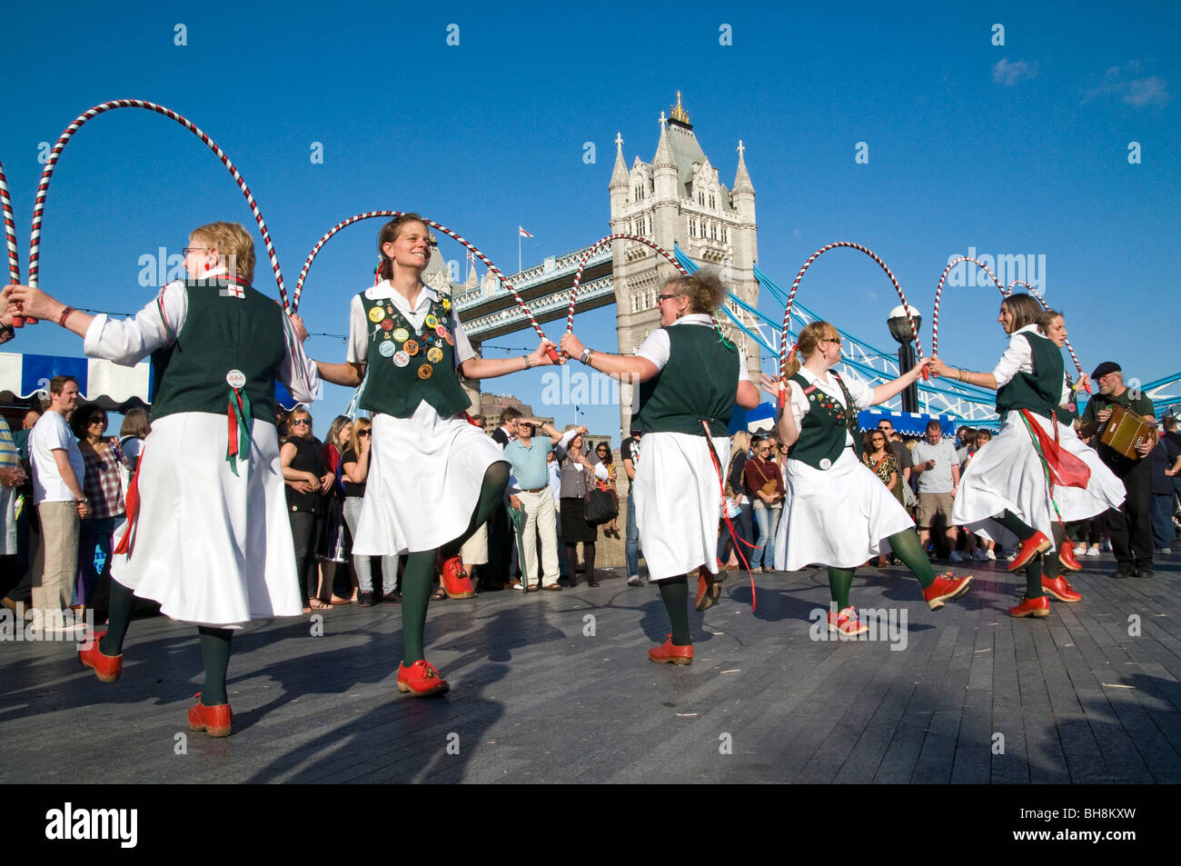 Inghilterra.Morris ballerini eseguono da Tower Bridge durante il festival del Tamigi Foto Stock