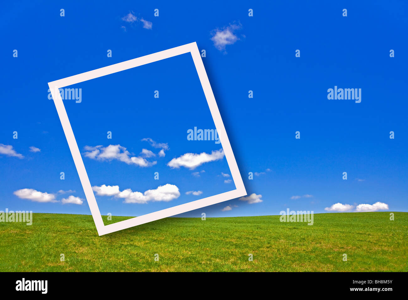 Paesaggio con campo in erba e cielo, nuvole incorniciato, Repubblica ceca Foto Stock