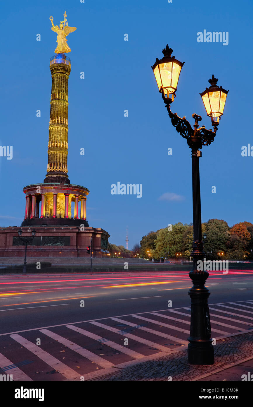 Siegessaeule, la colonna della vittoria, sul Grosser Stern durante il Festival delle luci di Berlino nel 2008, Germania, Europa Foto Stock