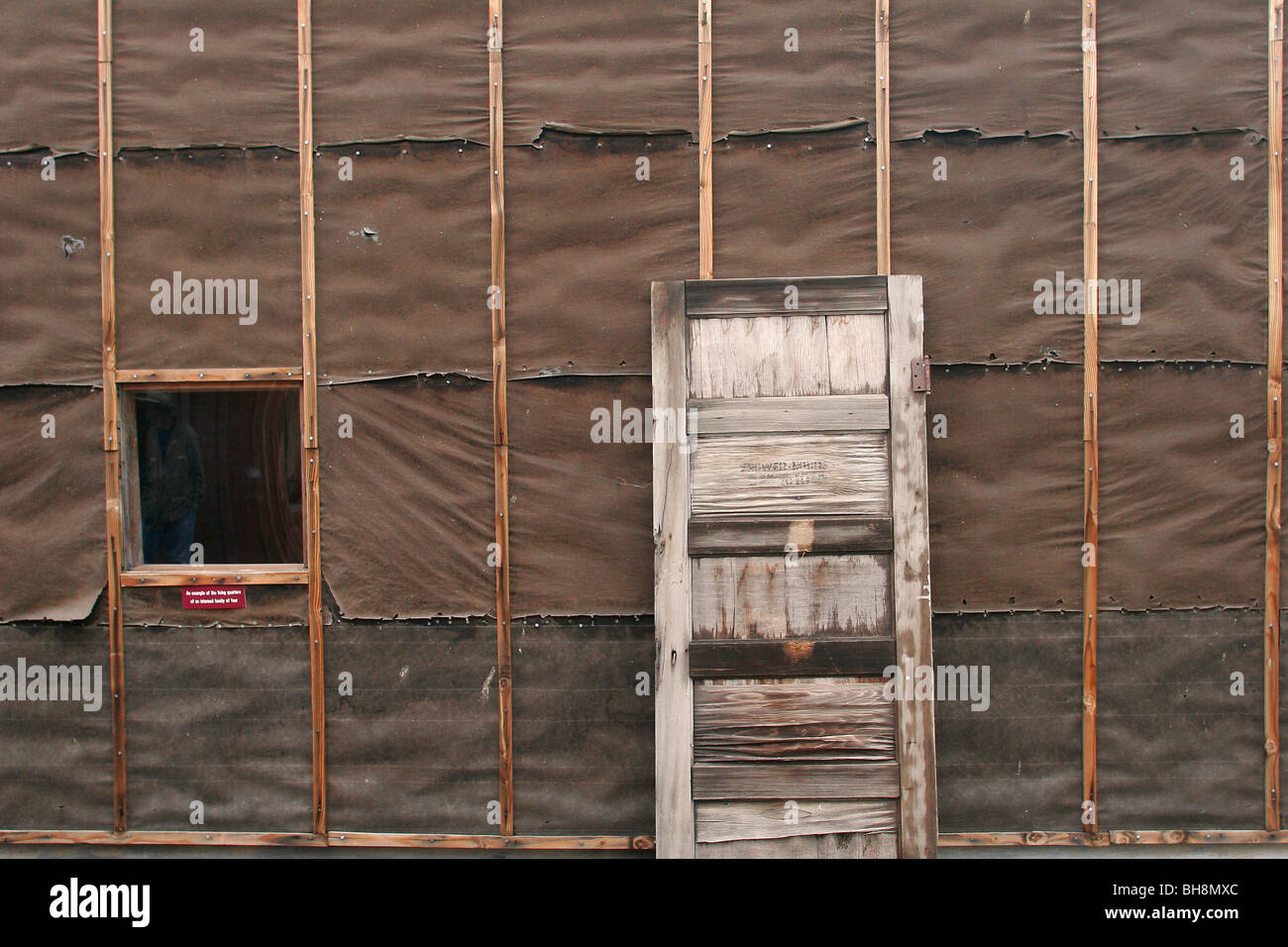 Parete di inumazione giapponese camp casa al lago tule museum fatta di stecche e impeci carta vecchia porta sbiadito Foto Stock