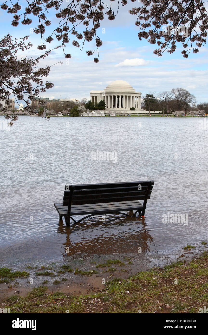 Allagamento del bacino di marea di fronte al Jefferson Memorial a Washington D.C. Foto Stock