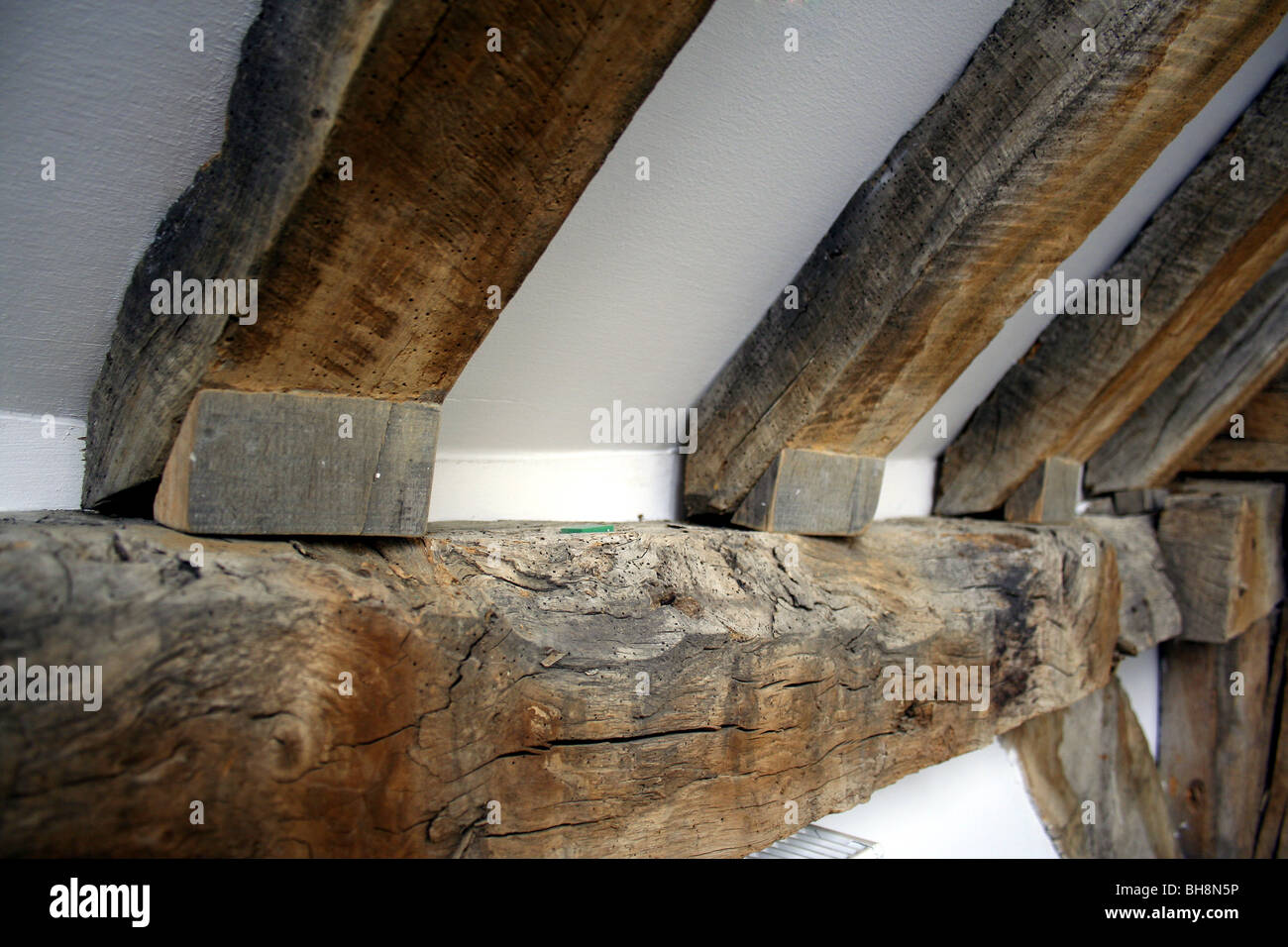 Il vecchio fienile ristrutturazione con le tradizionali travi in legno di quercia e moderni elementi Foto Stock