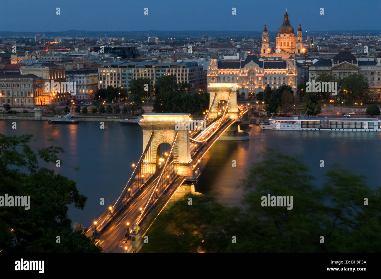 Il Ponte delle catene si estende il Danubio, Budapest, Ungheria Foto Stock