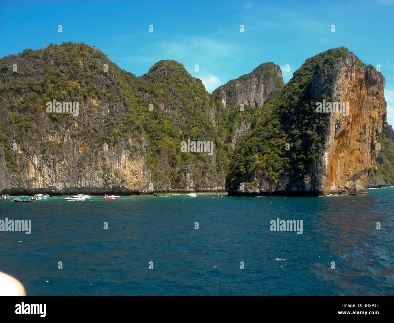 Ao Ton Sai (Ton Sai Bay), Ko Phi Phi Tailandia isole esotiche, montagna Paesaggi marini Foto Stock