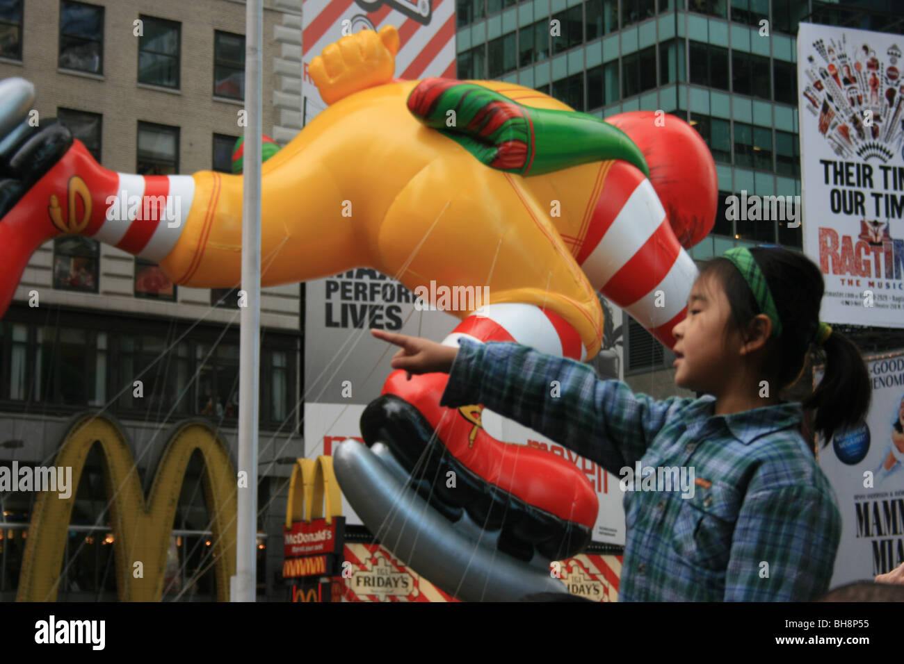 Giovane ragazza a guardare il Macy's Thanksgiving Day Parade di Time Square. Foto Stock