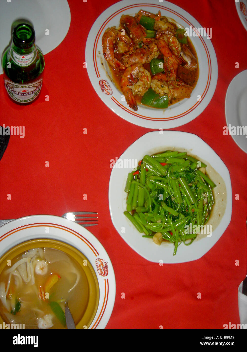 Isola di Phuket, Thailandia, cucina Thai piatti sul tavolo nel ristorante tailandese Foto Stock