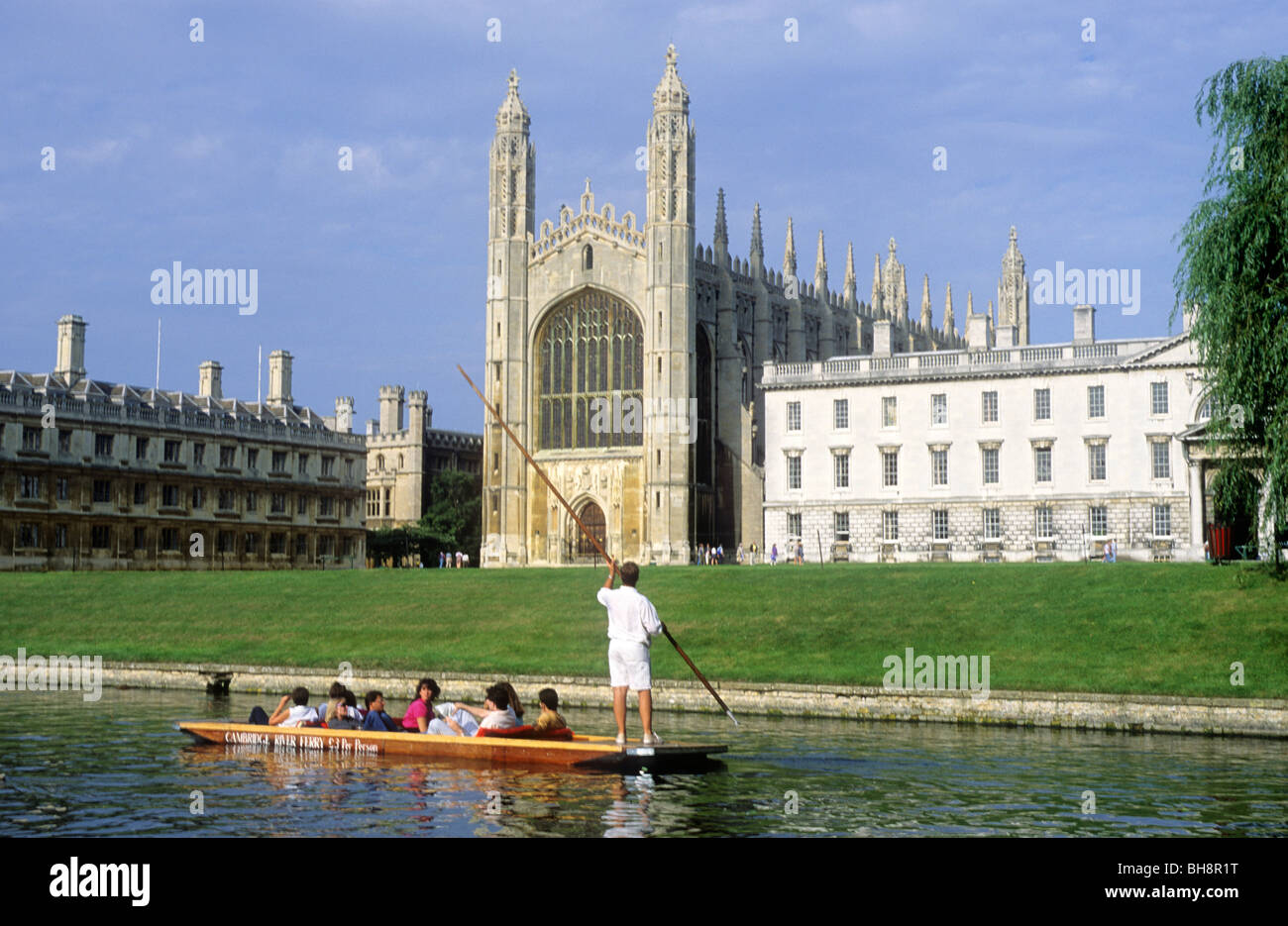 Cambridge, Kings College Chapel, Punting sul fiume Cam punt sterline Università persone passeggeri turisti turistico turismo inglese Foto Stock