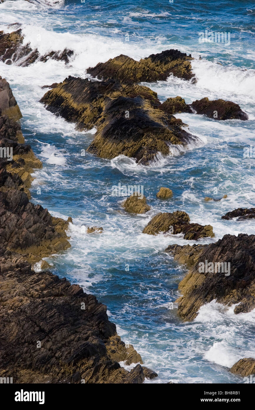 Onde che si infrangono sulle rocce al Fidlater, Banffshire, Scozia Foto Stock