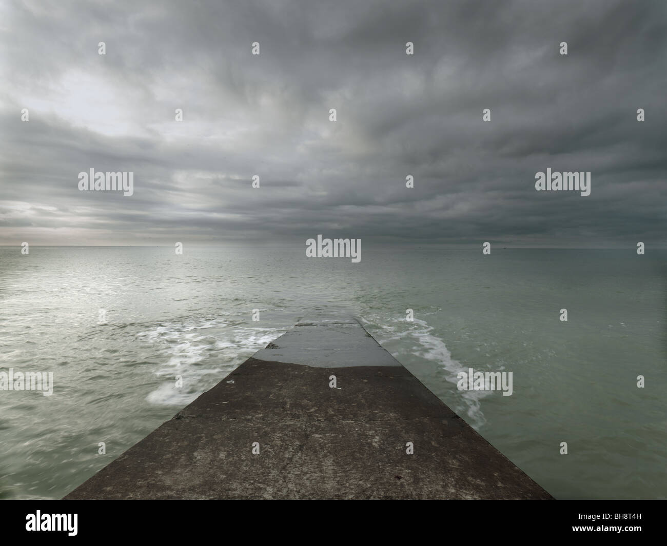 Riunione del mare orizzonte, vista dal molo di cemento, Foto Stock