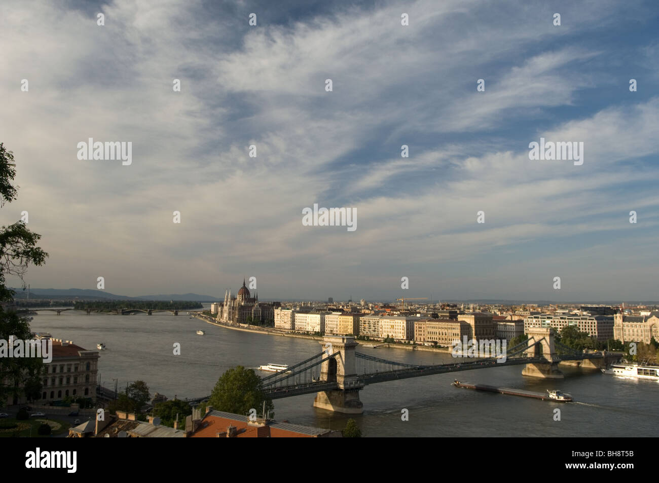 Il Ponte delle catene si estende il Danubio, Budapest, Ungheria Foto Stock