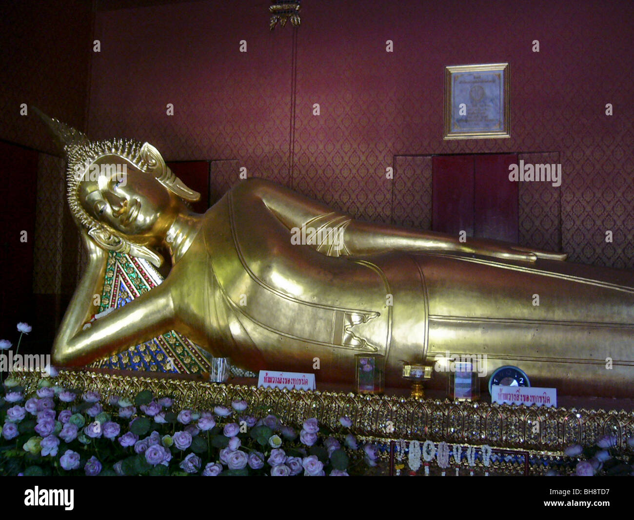 Bangkok, Thailandia, Wat Benchamabohit tempio, all'interno delle viste, posa Golden statua Bouddha Foto Stock