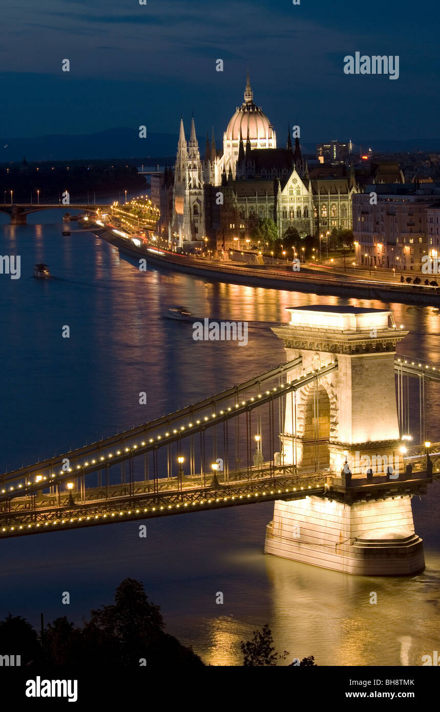 Il Parlamento ungherese edificio sulla banca di Pest del Danubio, Budapest, Ungheria Foto Stock
