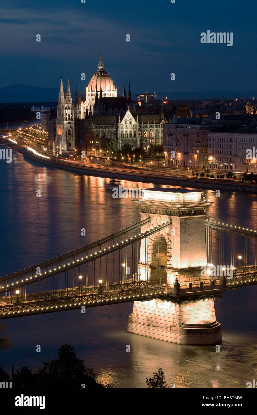 Il Parlamento ungherese edificio sulla banca di Pest del Danubio, Budapest, Ungheria Foto Stock