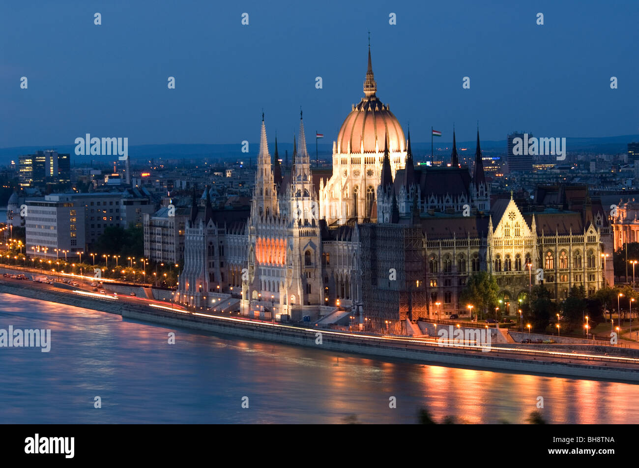 Il Parlamento ungherese edificio sulla banca di Pest del Danubio, Budapest, Ungheria Foto Stock