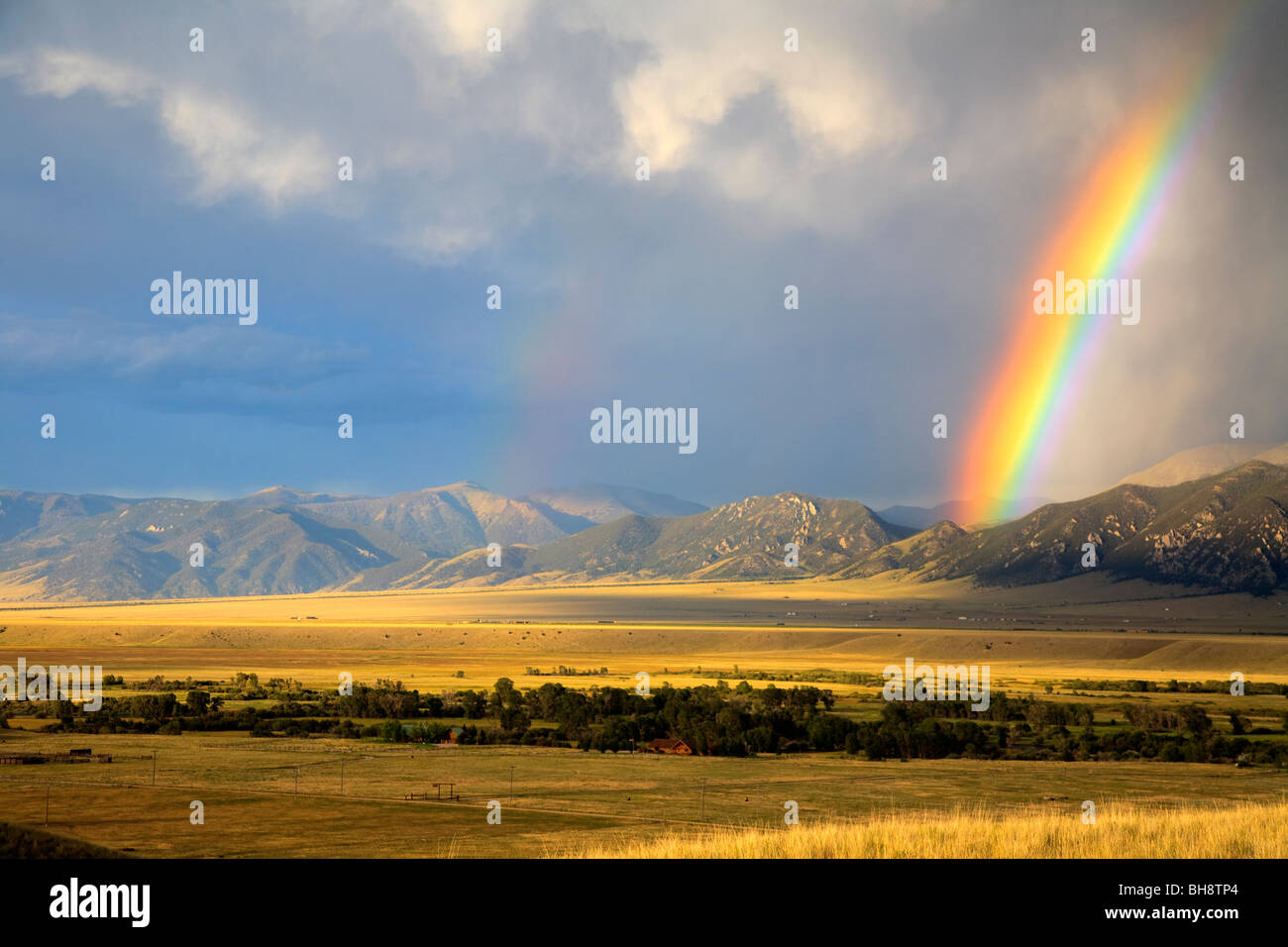 Rainbow della vallata e le gamme della montagna di Beaverhead National Forest in Valle di Madison, Montana, USA. Foto Stock