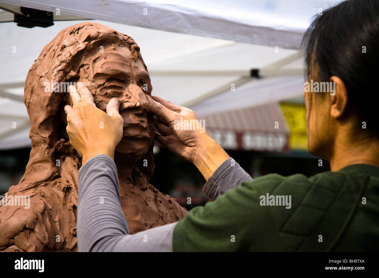 Scultore creazione di un busto di un nativo indiano con argilla, Missoula Montana, USA Foto Stock