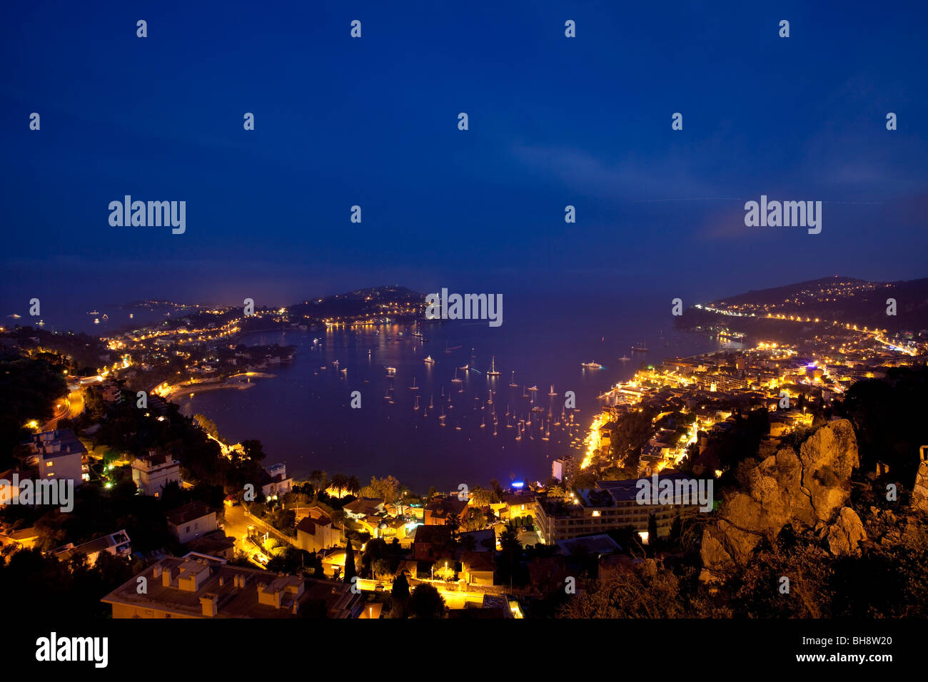 Vista del tramonto di Villefranche-sur-mer con la penisola di Saint-Jean e Capo Ferrato oltre, Provenza Francia Foto Stock