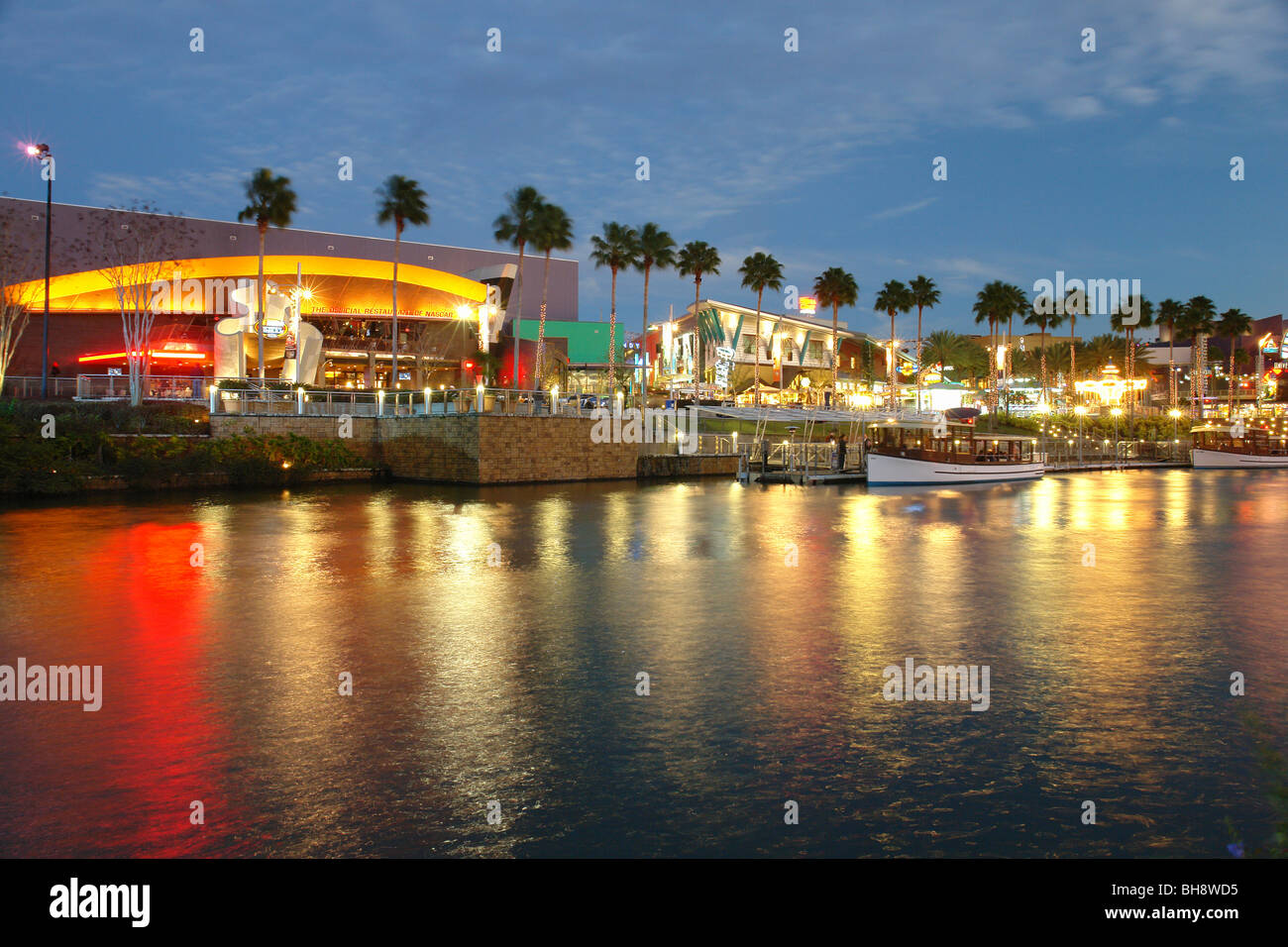 AJD64438, Orlando, FL, Florida, Universal Orlando Resort, città a piedi di sera, Foto Stock