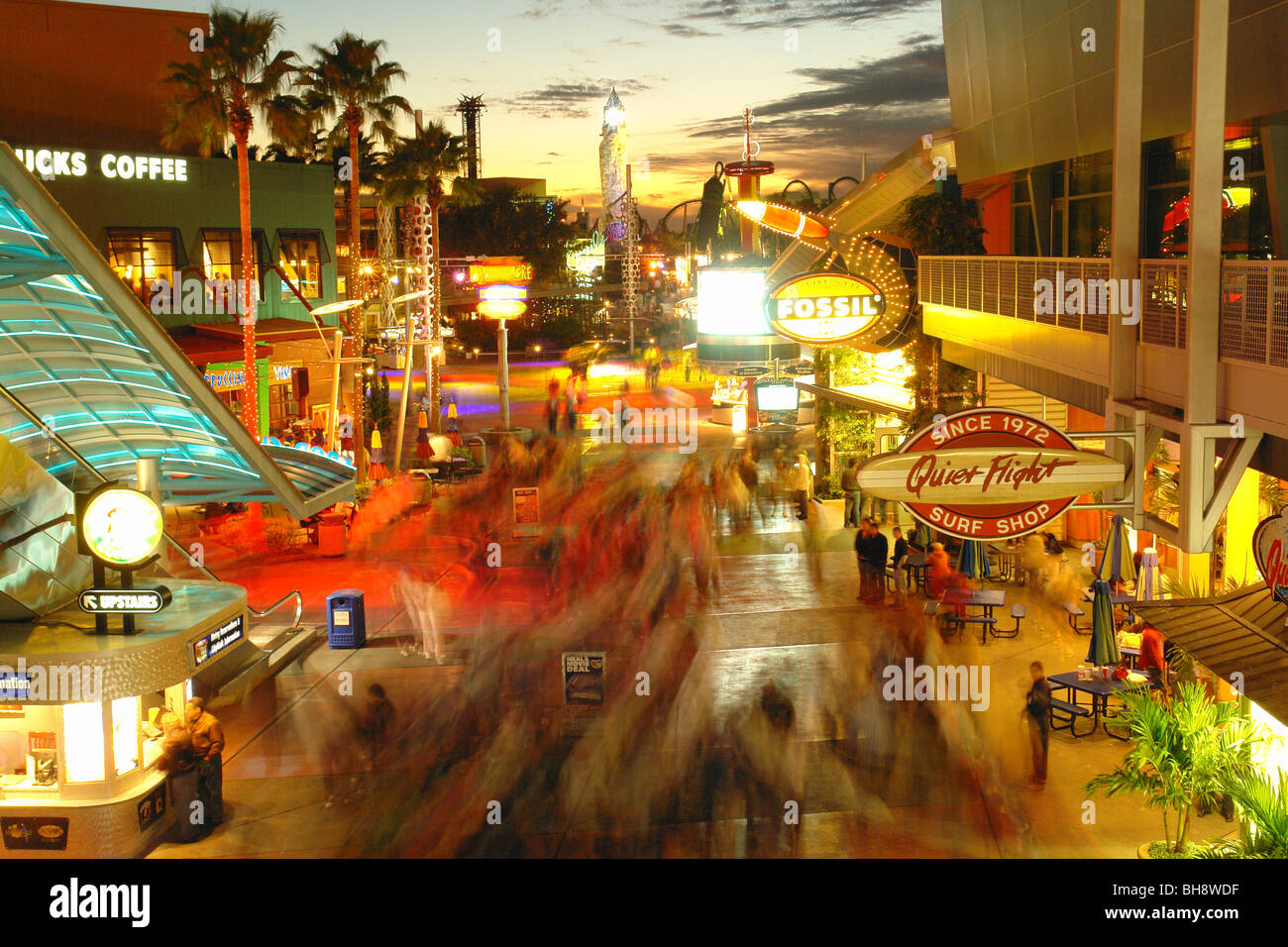 AJD64442, Orlando, FL, Florida, Universal Orlando Resort, città a piedi di sera, Foto Stock