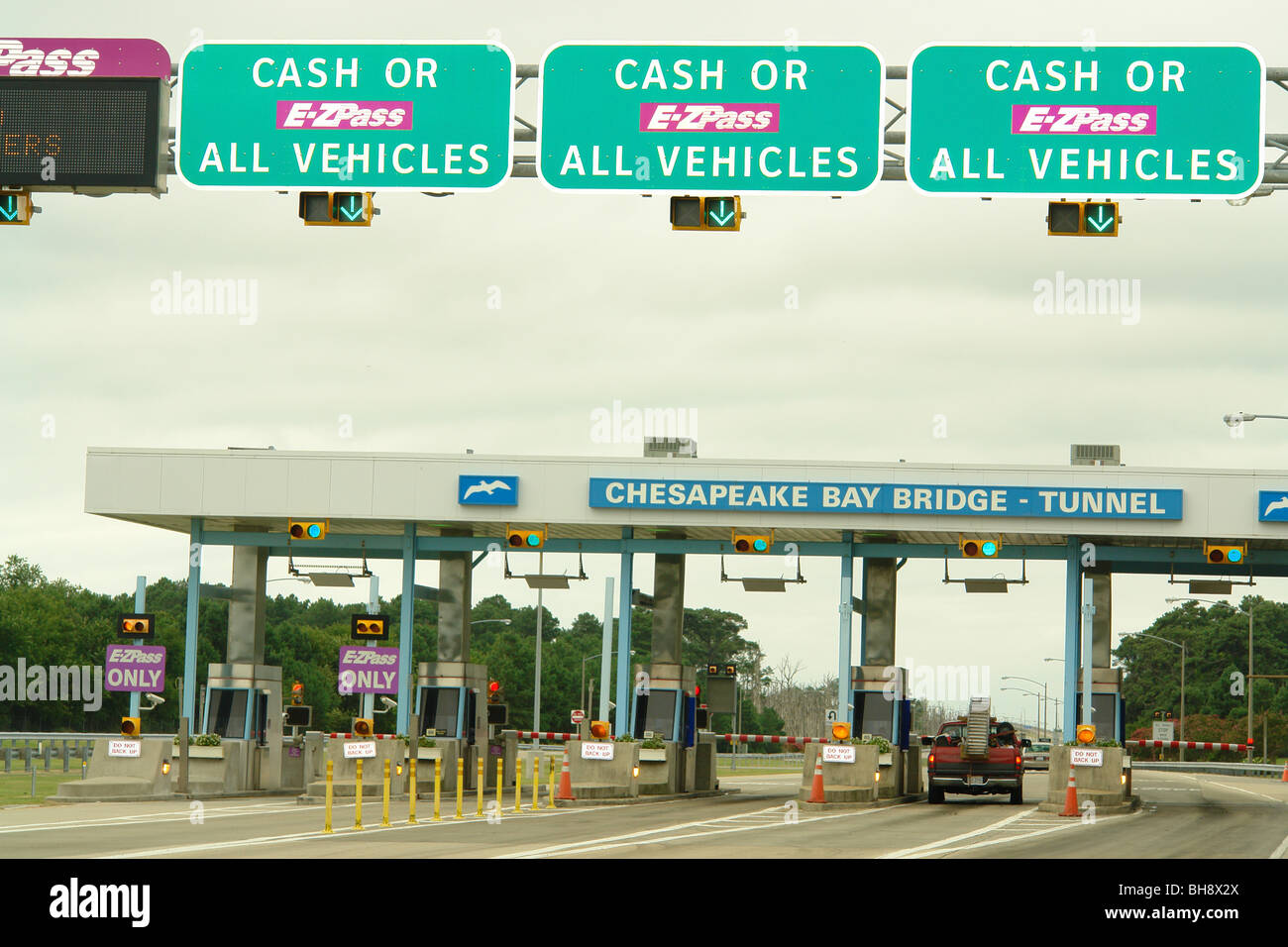 AJD64132, Cape Charles, Norfolk, VA, Virginia, caselli, Chesapeake Bay Bridge-Tunnel, E-Zpass corsie, contanti Foto Stock