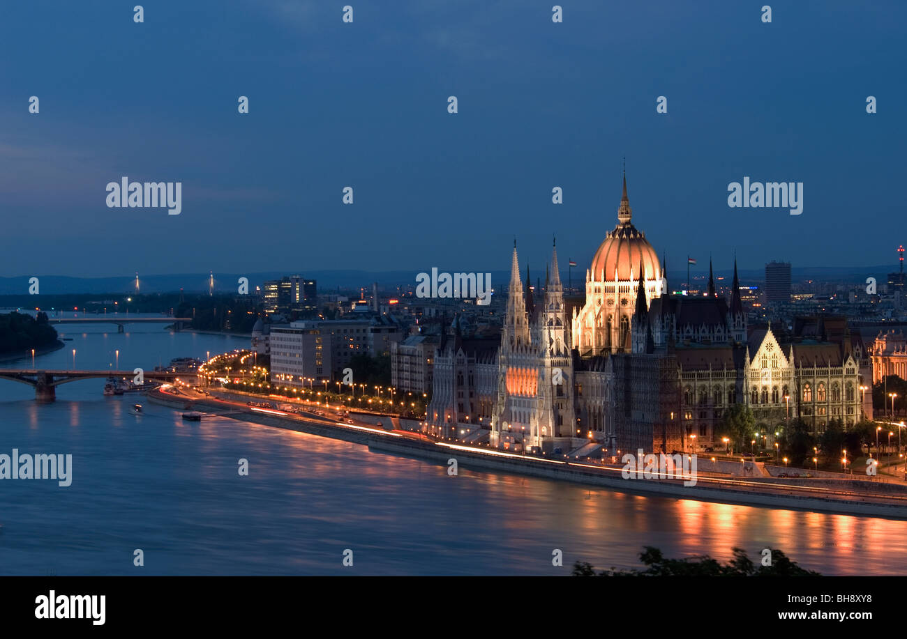 Il Parlamento ungherese edificio sulla banca di Pest del Danubio, Budapest, Ungheria Foto Stock