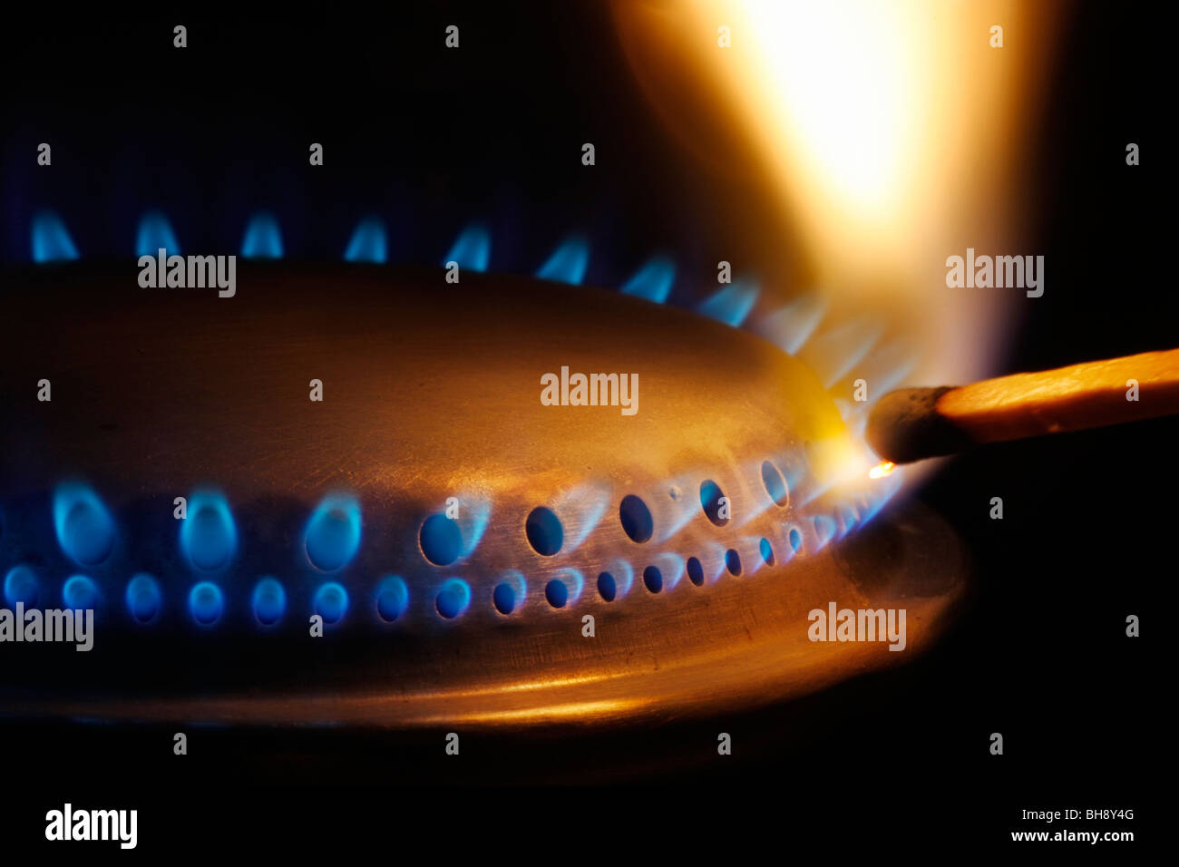 Close-up di una corrispondenza di alleggerimento di un bruciatore a gas Foto Stock