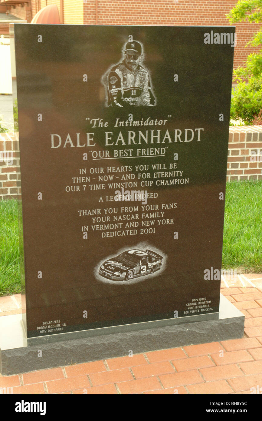 AJD64335, Kannapolis, NC, North Carolina, downtown plaza, Dale Earnhardt 'L' Intimidator monumento Foto Stock