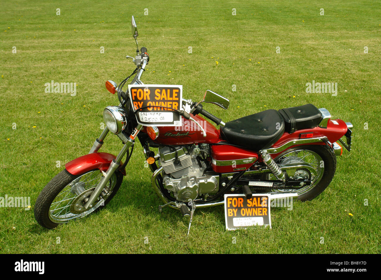 AJD64346, motociclo per la vendita dal proprietario nel cortile anteriore, VA, Virginia Foto Stock