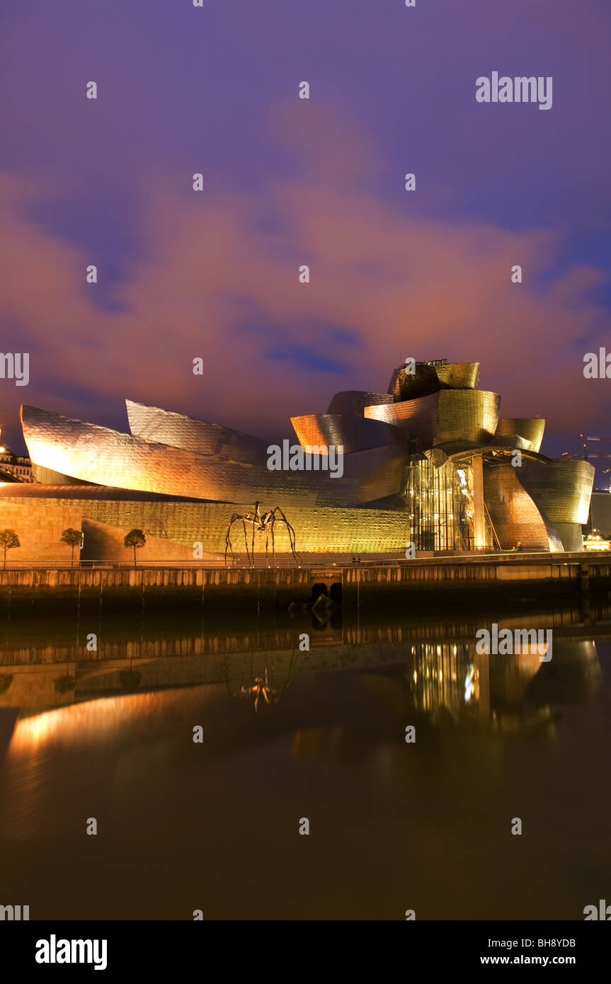 Il Guggenheim il museo di arte moderna, dall'architetto Frank Gehry, Bilbao, Pais Vasco, Spagna Foto Stock