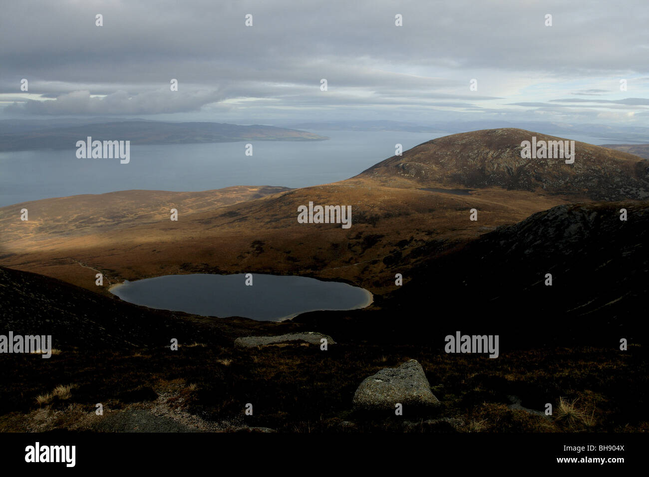 Coire Fhionn Lochan da Mullach Bhuidhe sull'isola di Arran Ayrshire in Scozia Foto Stock
