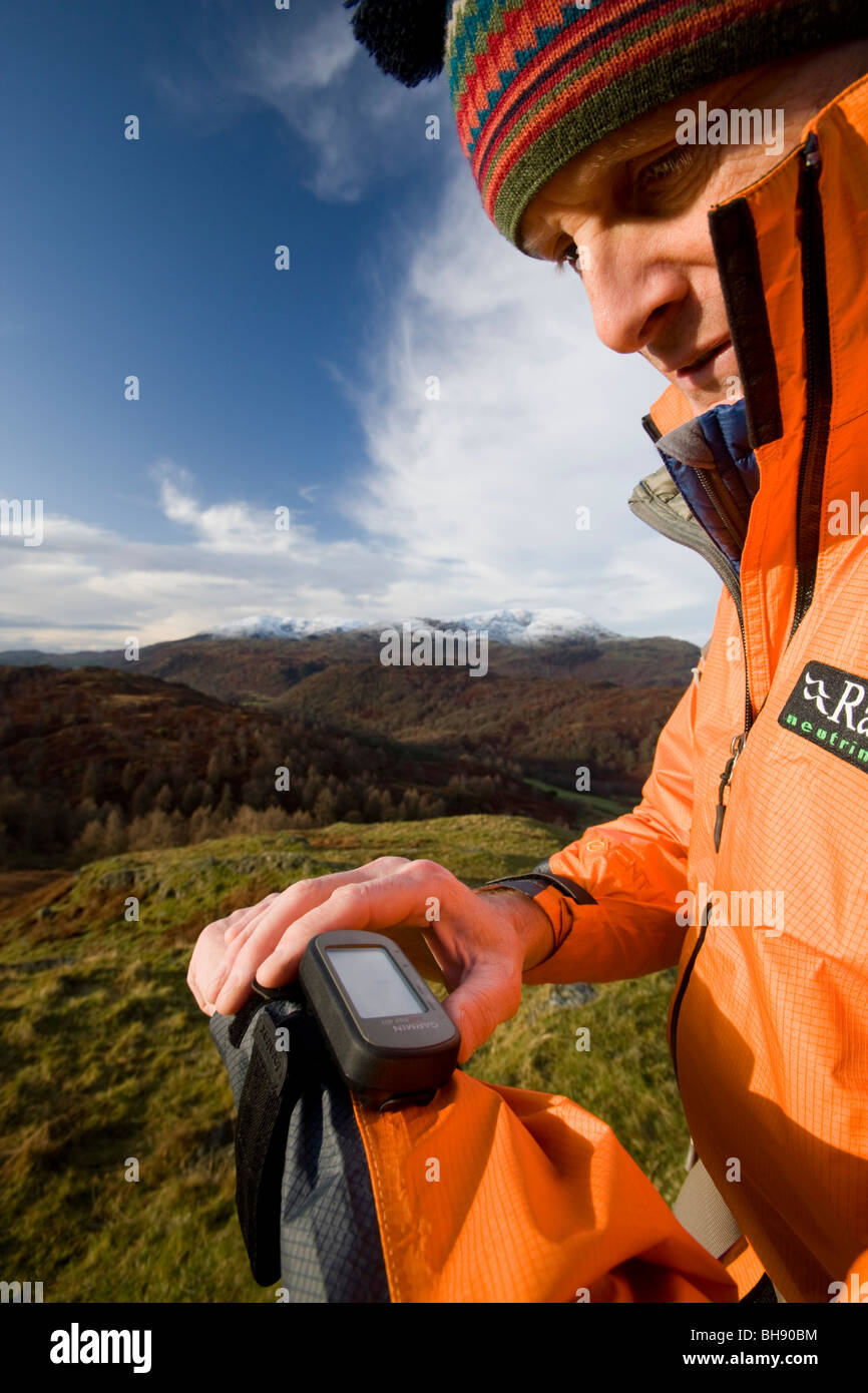 Escursionista con unità GPS Foto Stock