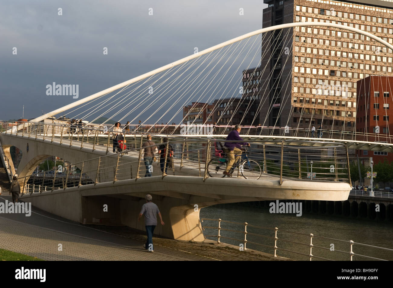 Puente Zubizuri, Bilbao, Euskal Herria, Pais Vasco, Spagna Foto Stock