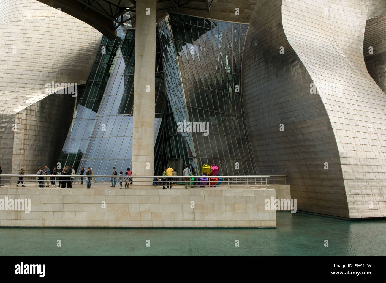 Il Guggenheim il museo di arte moderna, dall'architetto Frank Gehry, Bilbao, Pais Vasco, Spagna Foto Stock
