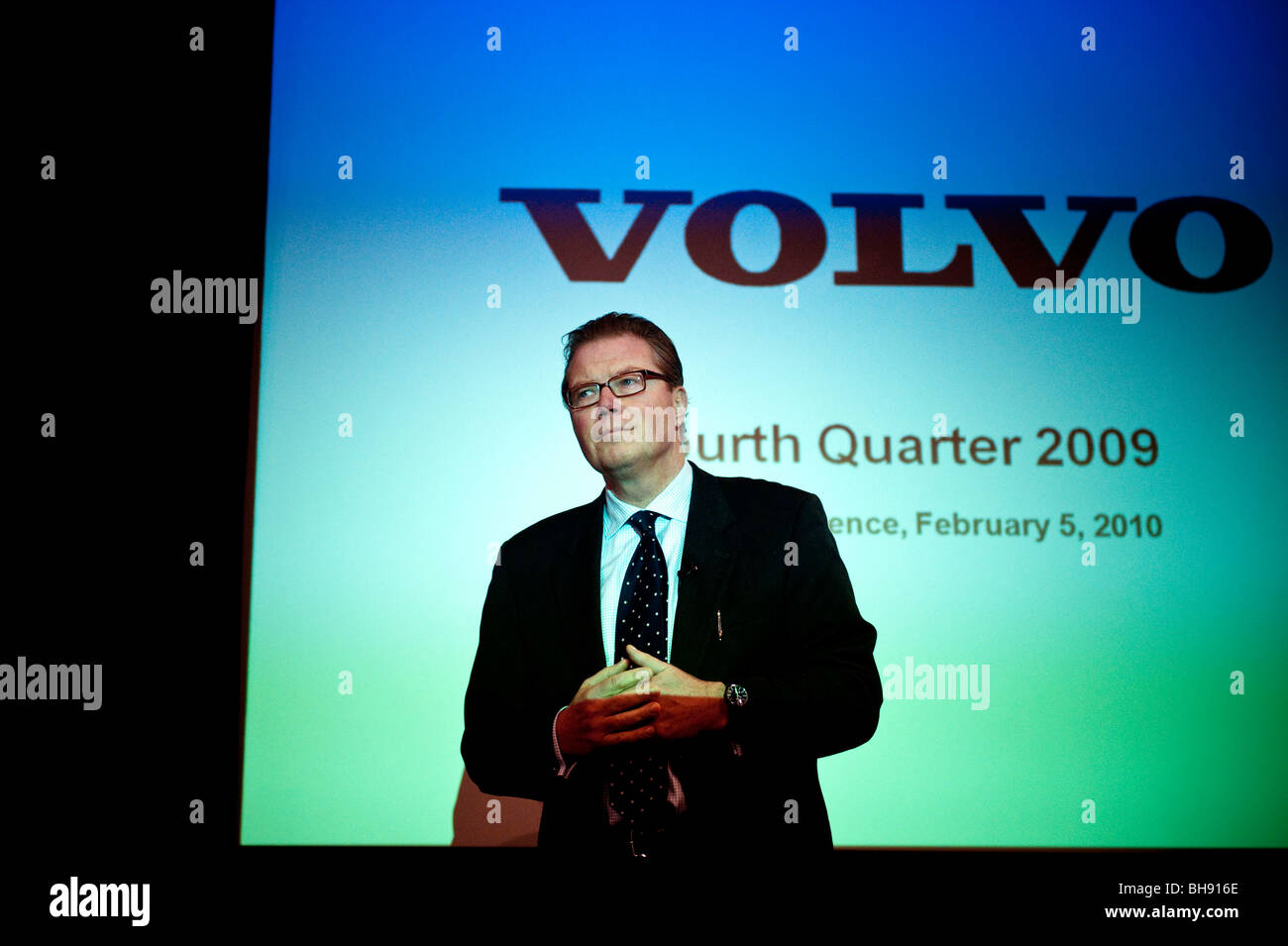 Volvo Trucks CEO Leif Johansson commenti su companys i risultati per il quarto trimestre e l'anno di 2009 a un pressconference Foto Stock