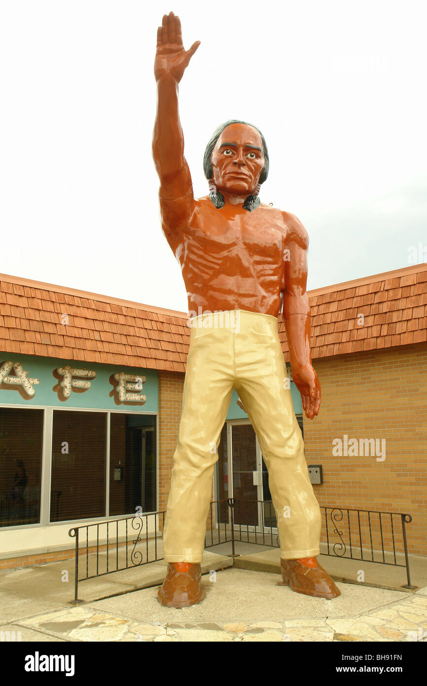 AJD65060, Carrington, ND, North Dakota, Capotribù Motel & Cafe, grande capotribù statua indiano Foto Stock