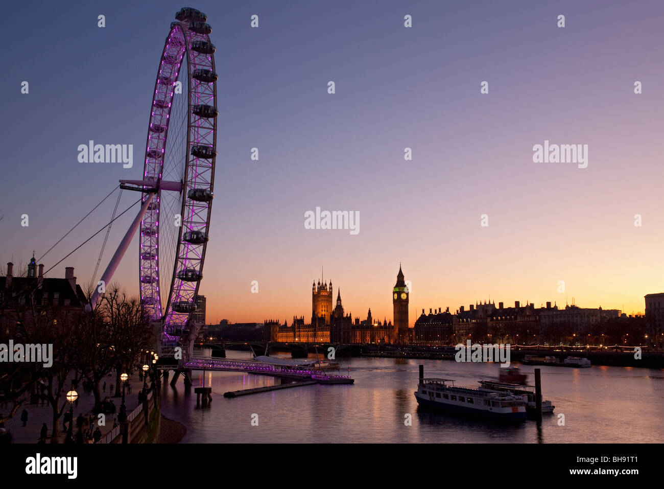 Millennium Wheel, Thames di Fiume Big Ben e le camere del parlamento di notte da South Bank di Londra, Inghilterra, Europa Foto Stock