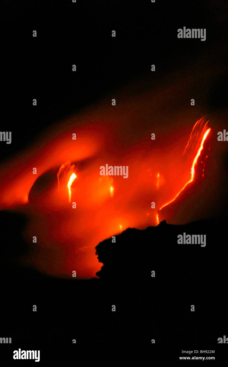 Di lava fusa fluisce in oceano, Kilauea, Parco Nazionale dei Vulcani delle Hawaii, Big Island, Hawaii, STATI UNITI D'AMERICA Foto Stock