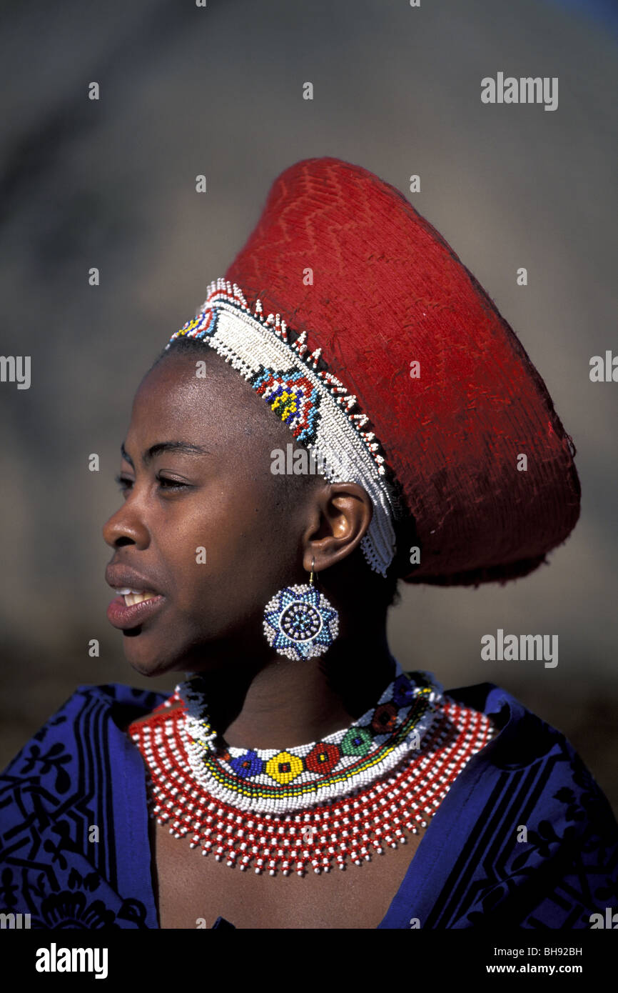 Ritratto di donna Zulu in costume tradizionale, Shakaland, Zululand, Kwazulu-Natal, Sud Africa Foto Stock