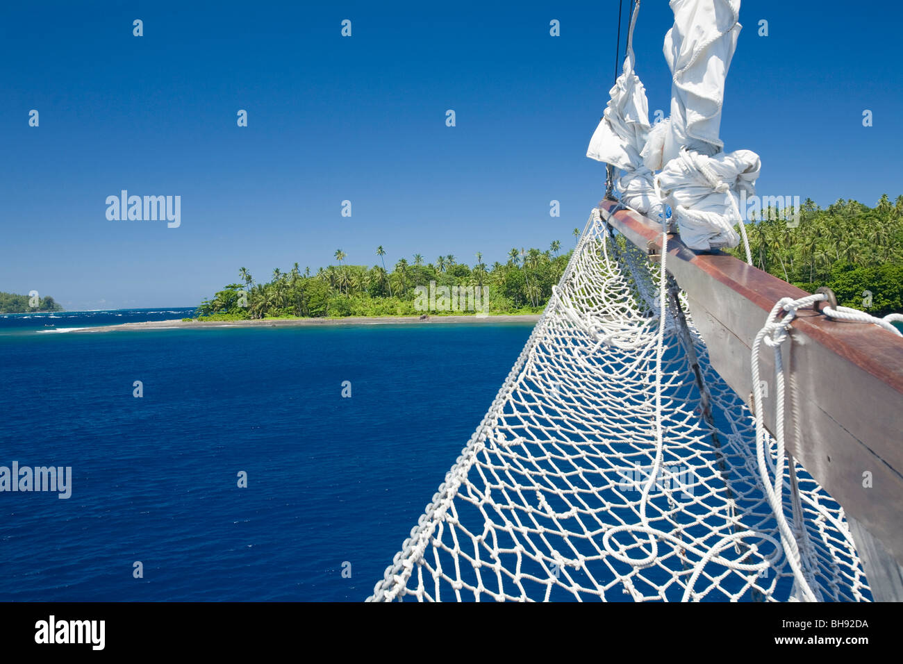 Barca a vela nei pressi Tahulandang Isola, Sangihe-Talaud arcipelago, Sulawesi, Indonesia Foto Stock