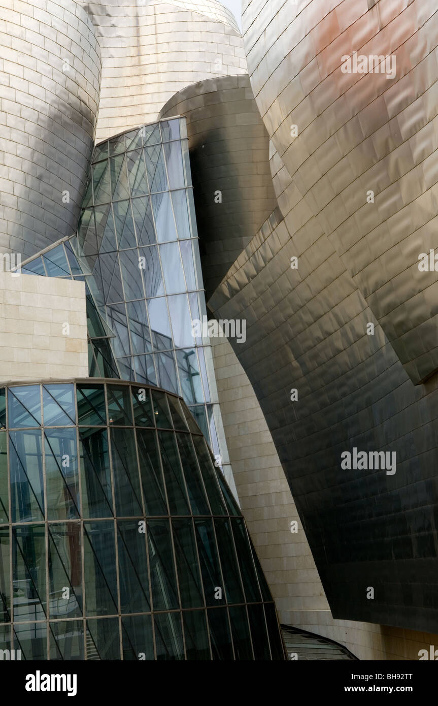 Il Guggenheim il museo di arte moderna, dall'architetto Frank Gehry, Bilbao, Pais Vasco, Spagna Foto Stock