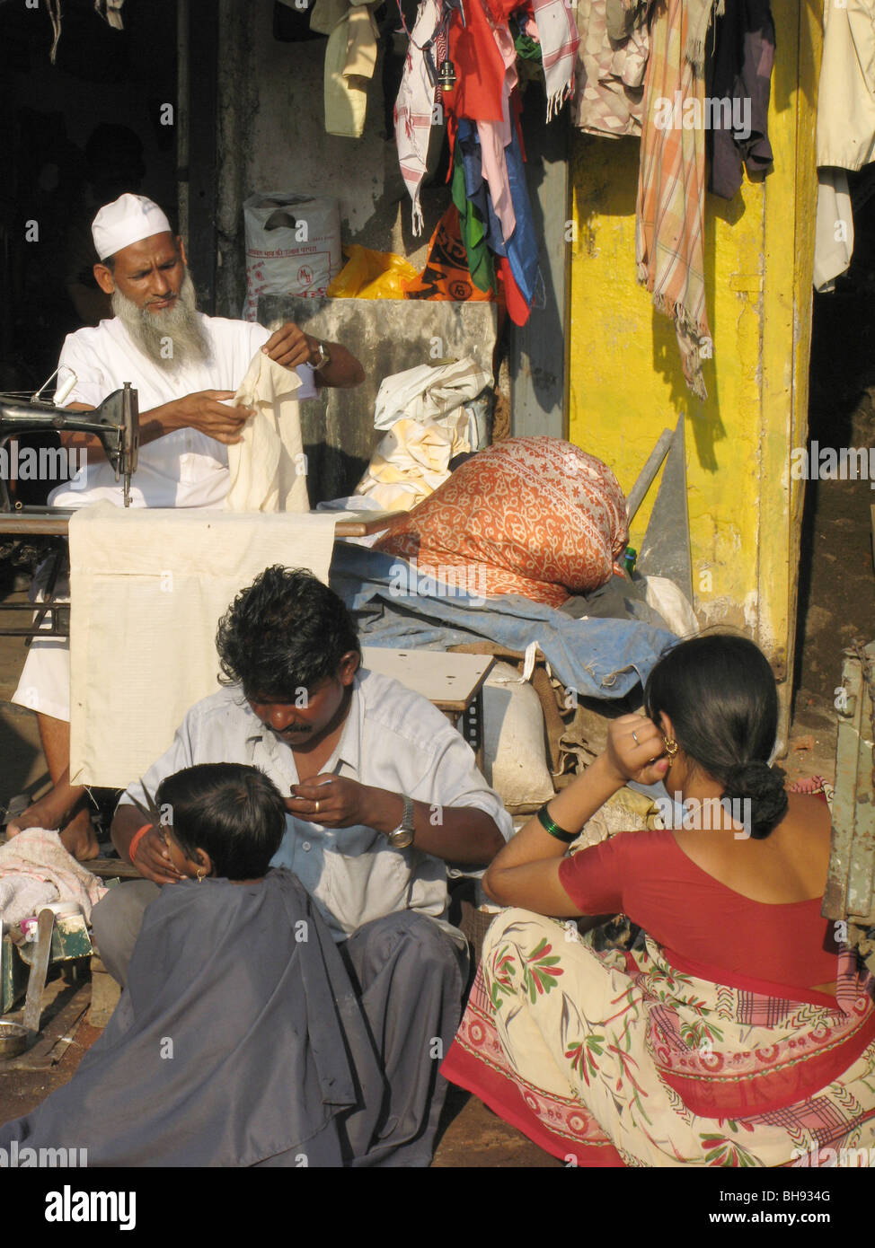 INDIA taylor musulmano e famiglia indiana, Mumbai Foto © Julio Etchart Foto Stock