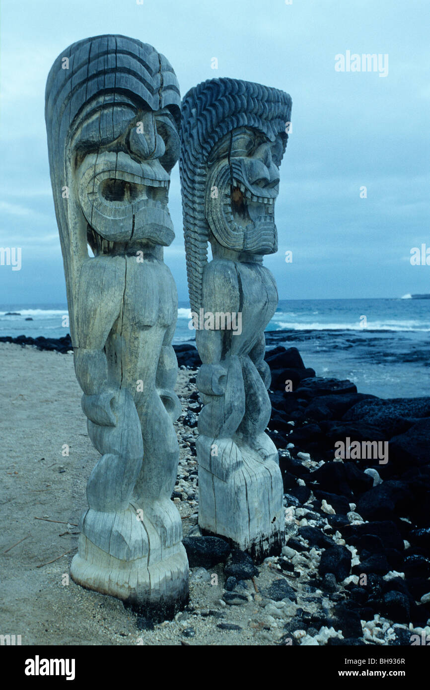 Sculture di divinità a Puuhonua o Honaunau, Kona, Big Island, Hawaii, STATI UNITI D'AMERICA Foto Stock