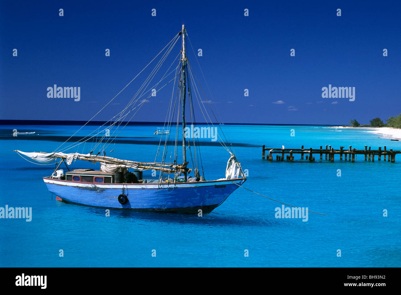 Barca in laguna turchese, Caraibi, Isole Turks e Caicos Foto Stock
