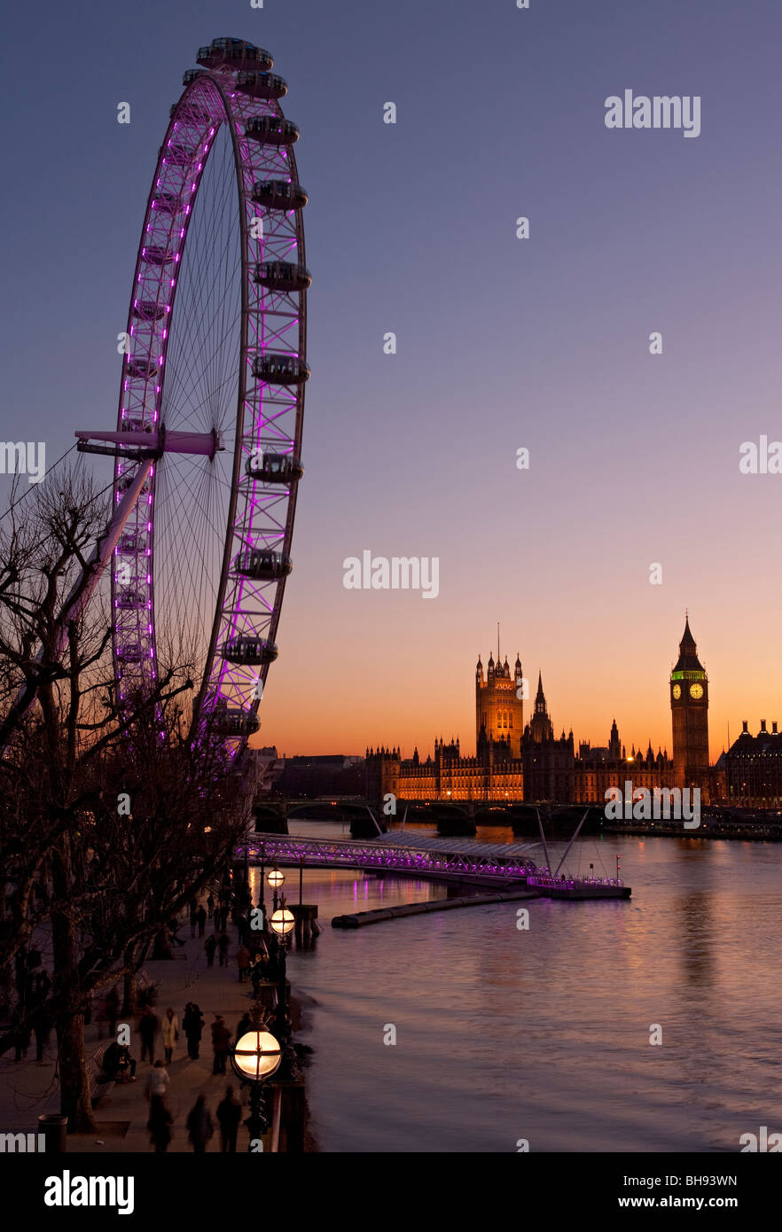 Millennium Wheel, Thames di Fiume Big Ben e le camere del parlamento di notte da South Bank di Londra, Inghilterra, Europa Foto Stock