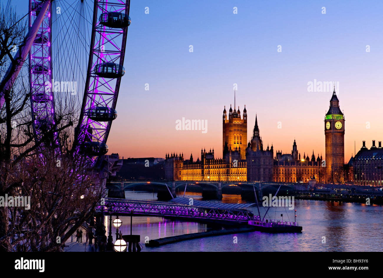 Millennium Wheel, Thames di Fiume Big Ben e le camere del parlamento di notte da South Bank di Londra, Inghilterra, europa Foto Stock