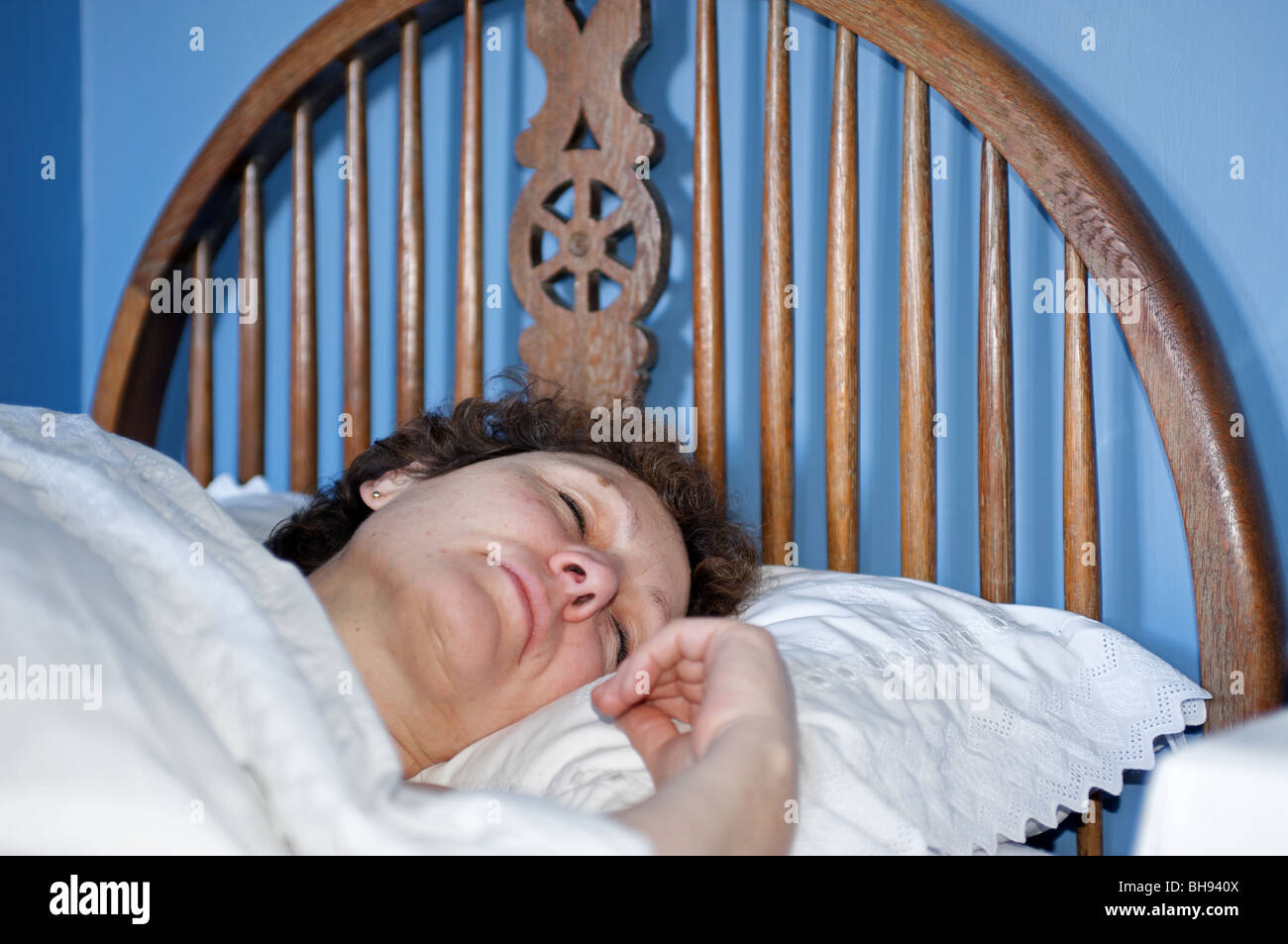 La donna addormentata a casa in un letto singolo Foto Stock